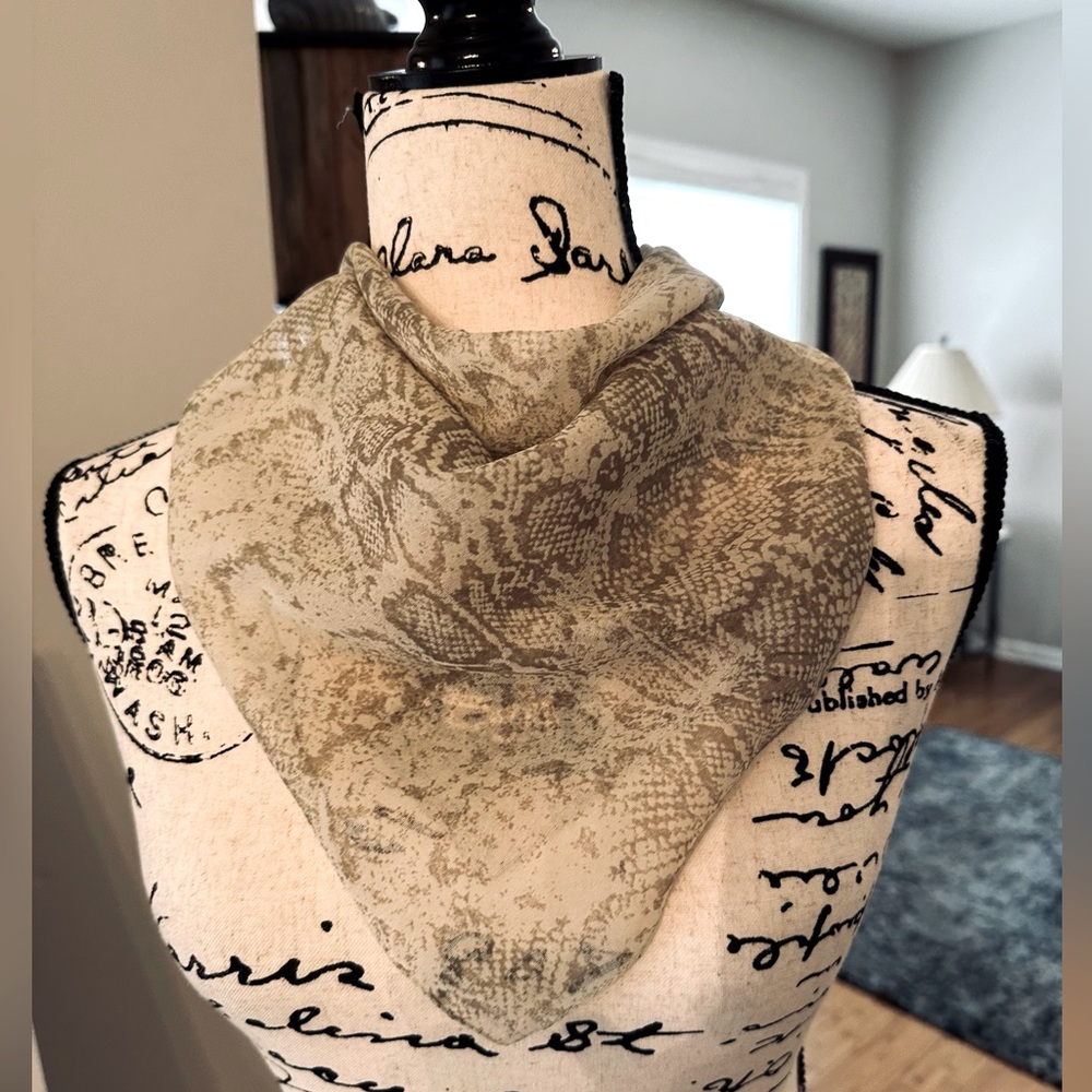 Kasper Women’s Python Scarf - Picture 1 of 6